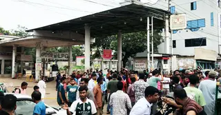 মৌলভীবাজারে পাম্প মালিকদের ধর্মঘট প্রত্যাহার, পরে পরিবহন শ্রমিকদের সড়ক অবরোধ